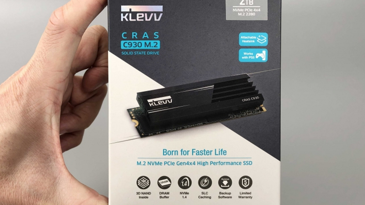 KLEVV CRAS C930 SSD 2TB實測開箱，史上最強7400MB/s極速固態硬碟隨附鰭狀鋁質散熱片