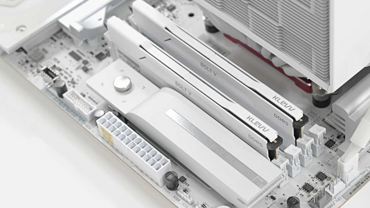 에센코어 클레브 DDR5-6000 CL30 BOLT V WHITE 32GB 패키지 서린 [써보니] 흑금치의 잠재력, 퓨어 화이트로 완성!