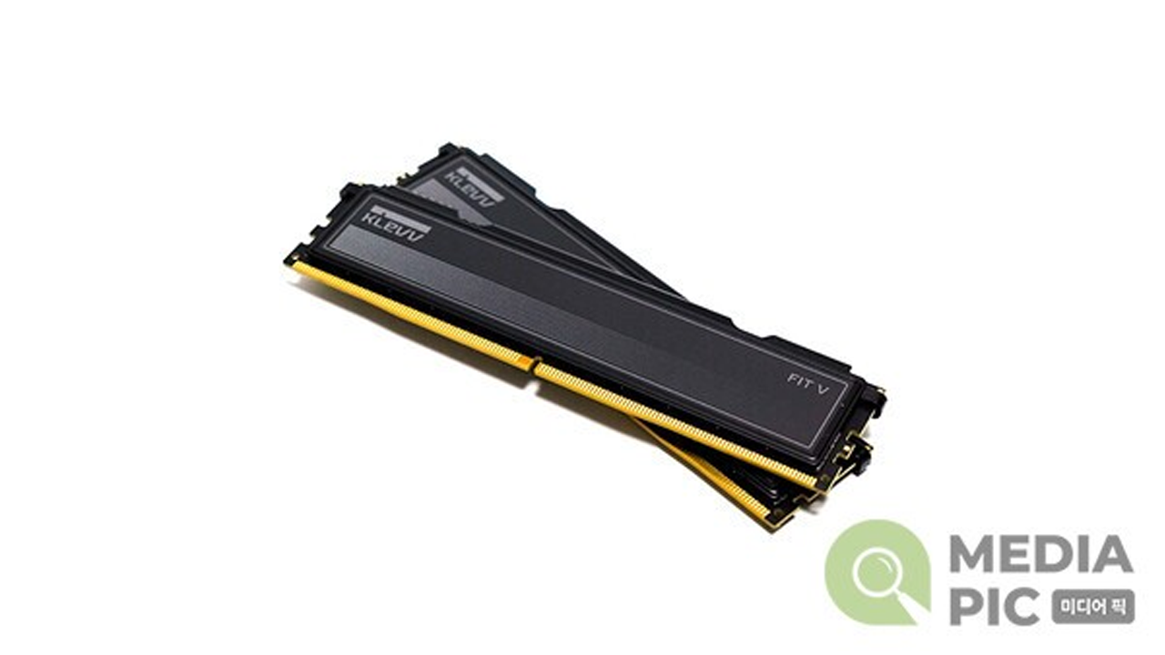 방열판으로 완성도를 높인 AMD 최적화 메모리 ‘ESSENCORE KLEVV DDR5-6000 CL28 FIT V BLACK AMD 패키지 서린’