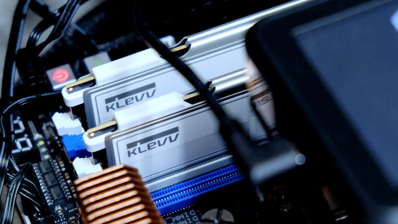 가뭄에 단비 같은 가격과 사양, ESSENCORE KLEVV DDR5-6000 CL28 FIT V WHITE AMD
